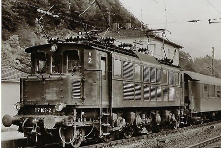117 103 DB Schnellzug-Lokomotive in Eichstätt Bahnhof. Eisenbahn Bestell-Nr. 1111