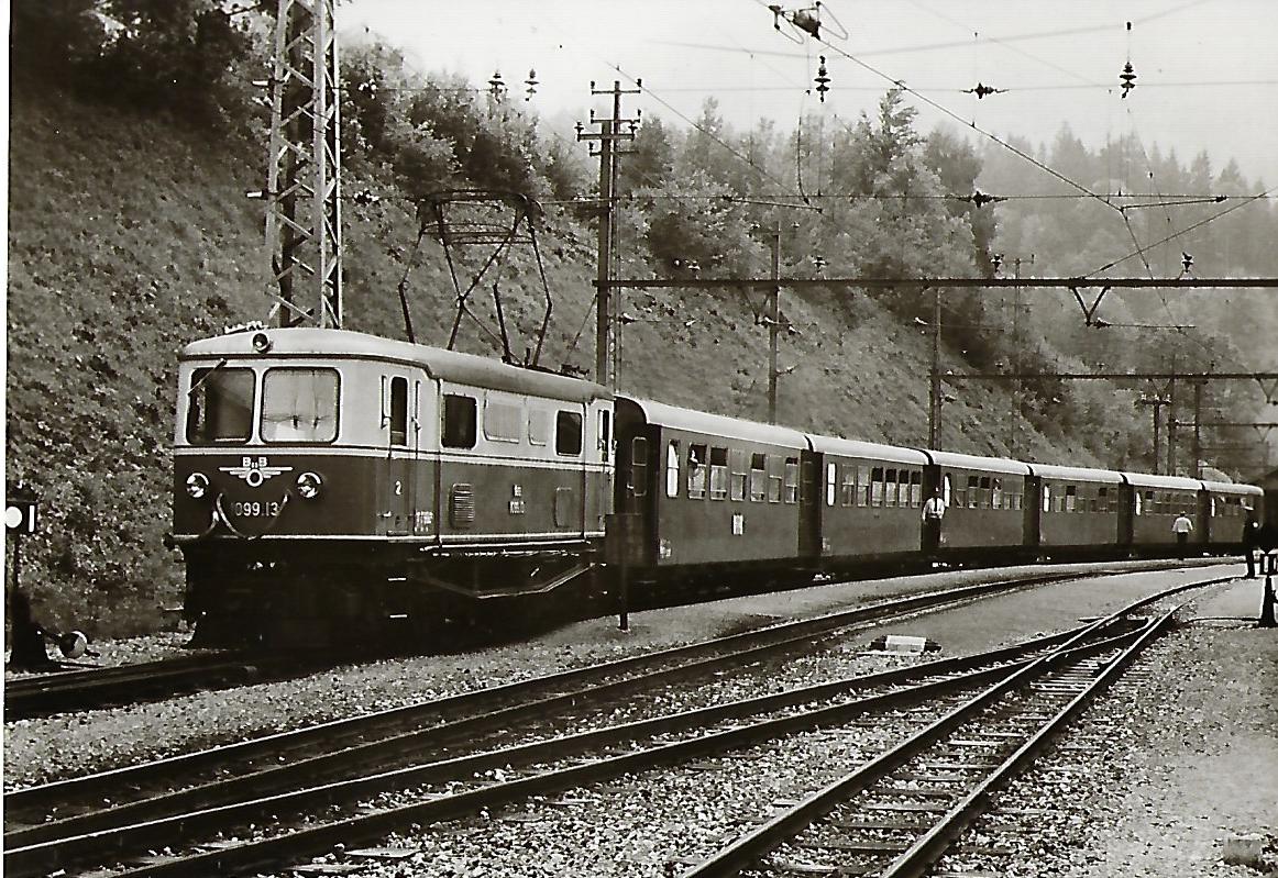 ÖBB Elektrische Lokomotive 1099.13 im Bahnhof Gösing. Eisenbahn Bestell-Nr. 1161
