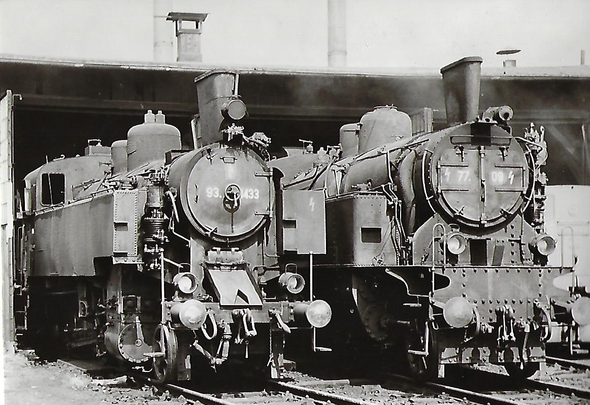 ÖBB Dampflokomotiven 77.09 und 93.1433 im Bahnbetriebswerk Linz. Eisenbahn Bestell-Nr. 1194