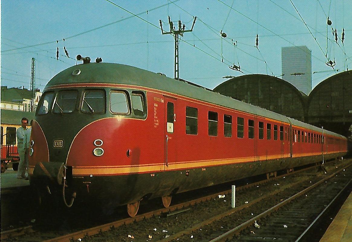 DB Verbrennungstriebwagen VT 12.5 in Bhf. Hamburg-Altona. Eisenbahn Bestell-Nr. 1279