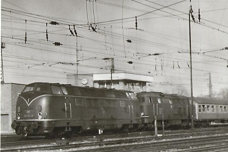 221 142 und 216 … bei der Ausfahrt aus Ulm Hbf. Eisenbahn Bestell-Nr. 5183