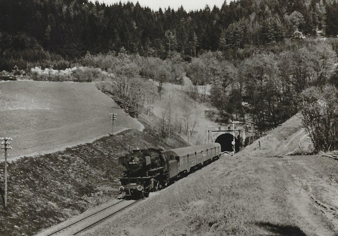 023 028 kurz nach der Ausfahrt aus dem Gaildorfer Tunnel in Richtung Backnang am 9.4.1974. Eisenbahn Bestell-Nr. 5191