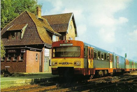 AKN VT 2 E im Bhf. Hasloh. Eisenbahn Bestell-Nr. 10232