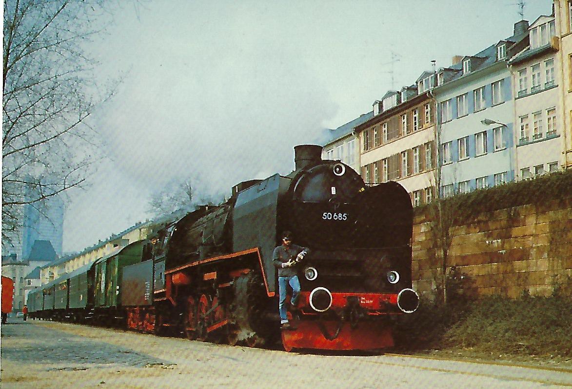 50 685 mit Museumszug. Frankfurt, Mainanlagen. Eisenbahn Bestell-Nr. 10242
