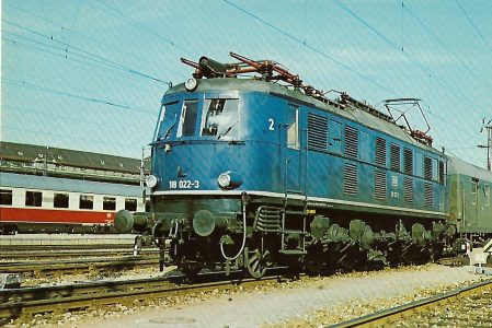 118 022-3 Elektrische Schnellzuglokomotive im Hbf. München. Eisenbahn Bestell-Nr. 10252