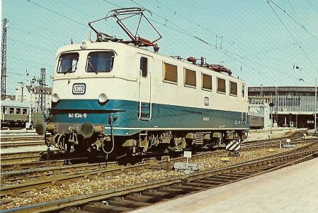141 034-9 Elektrische Mehrzwecklokomotive im Münchner Hbf am 17.4.1977. Eisenbahn Bestell-Nr. 10254