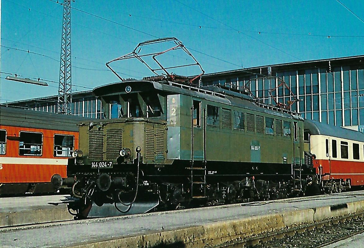 144 024-7 Elektrische Mehrzwecklokomotive im Hbf. München. Eisenbahn Bestell-Nr. 10277