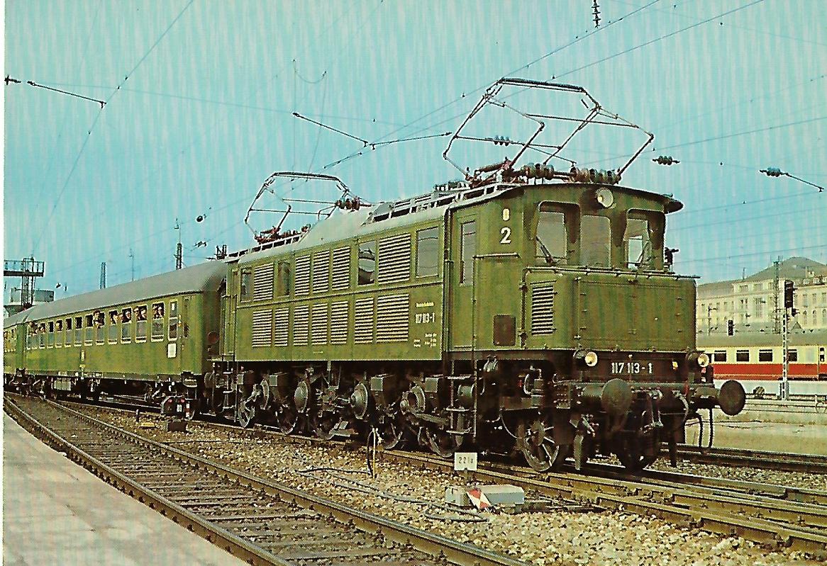 117 113-1 Elektrische Schnellzuglokomotiveim Hbf. München am 18.3.1979. (10278)