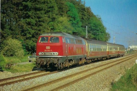 DB, Gasturbinen-Lokomotive 210 055-5 am 18.5.1974 mit TEE „Bavaria“ in der Aubinger Lohe. Eisenbahn Bestell-Nr. 10353