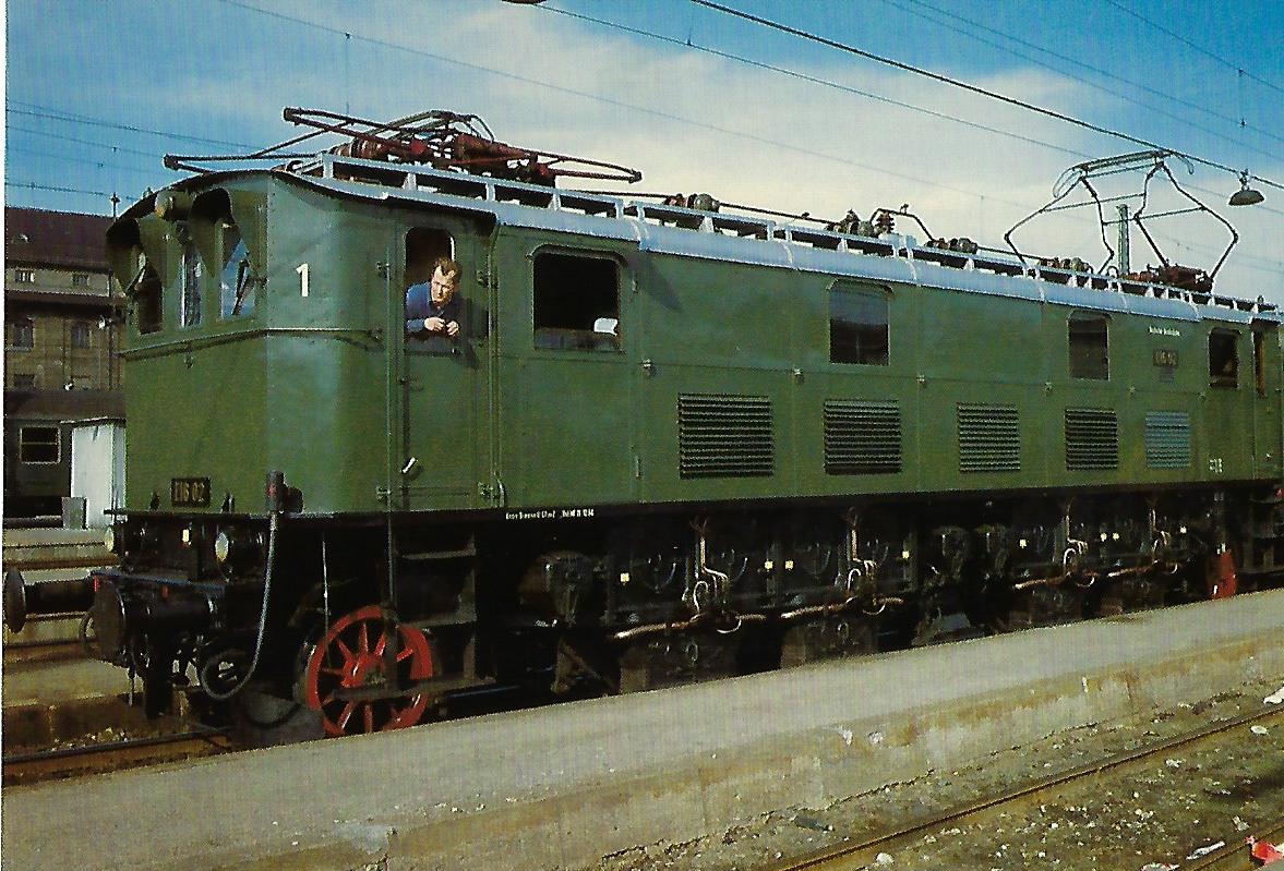 DB, elektr. Schnellzuglokomotive E 16 02 am 9.4.1966 im Hbf. München. Eisenbahn Bestell-Nr. 10355