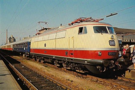 DB, elektr. Schnellzuglokomotive E 03 002 am 25.11.1965 im Hbf. Augsburg. Eisenbahn Bestell-Nr. 10360