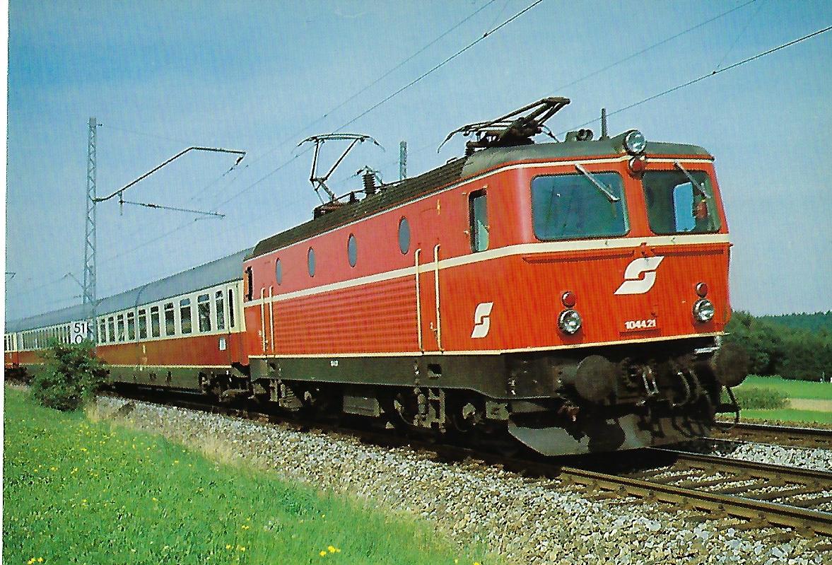 ÖBB, elektr. Schnellzuglokomotive 1044.21 am 22.8.1982 bei Traunstein. Eisenbahn Bestell-Nr. 10367