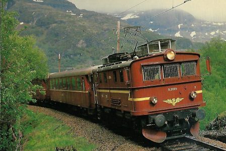 NSB 9.2064 auf der Flamsbahn bei Vatnahalsen. Eisenbahn Bestell-Nr. 10386