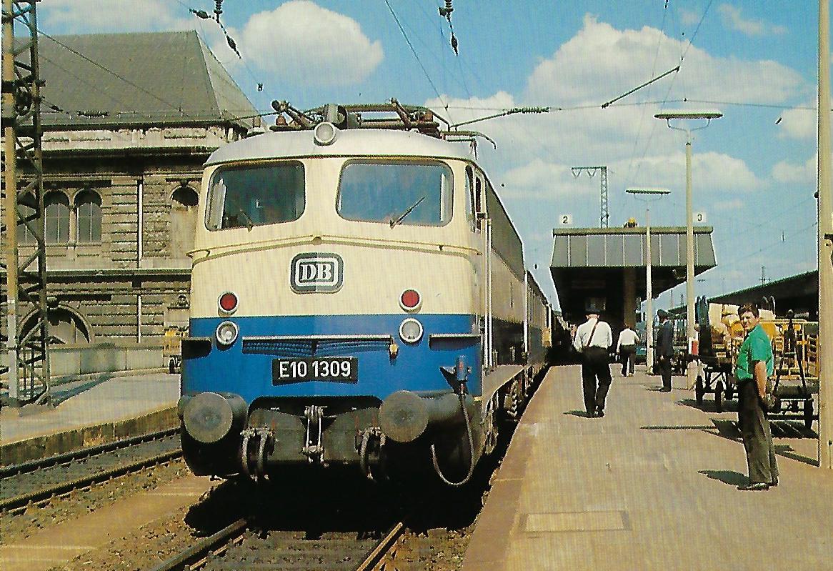 DB, Schnellzug-Lokomotive E 10 1309, 1965 im Bhf. Nürnberg. Eisenbahn Bestell-Nr. 10394