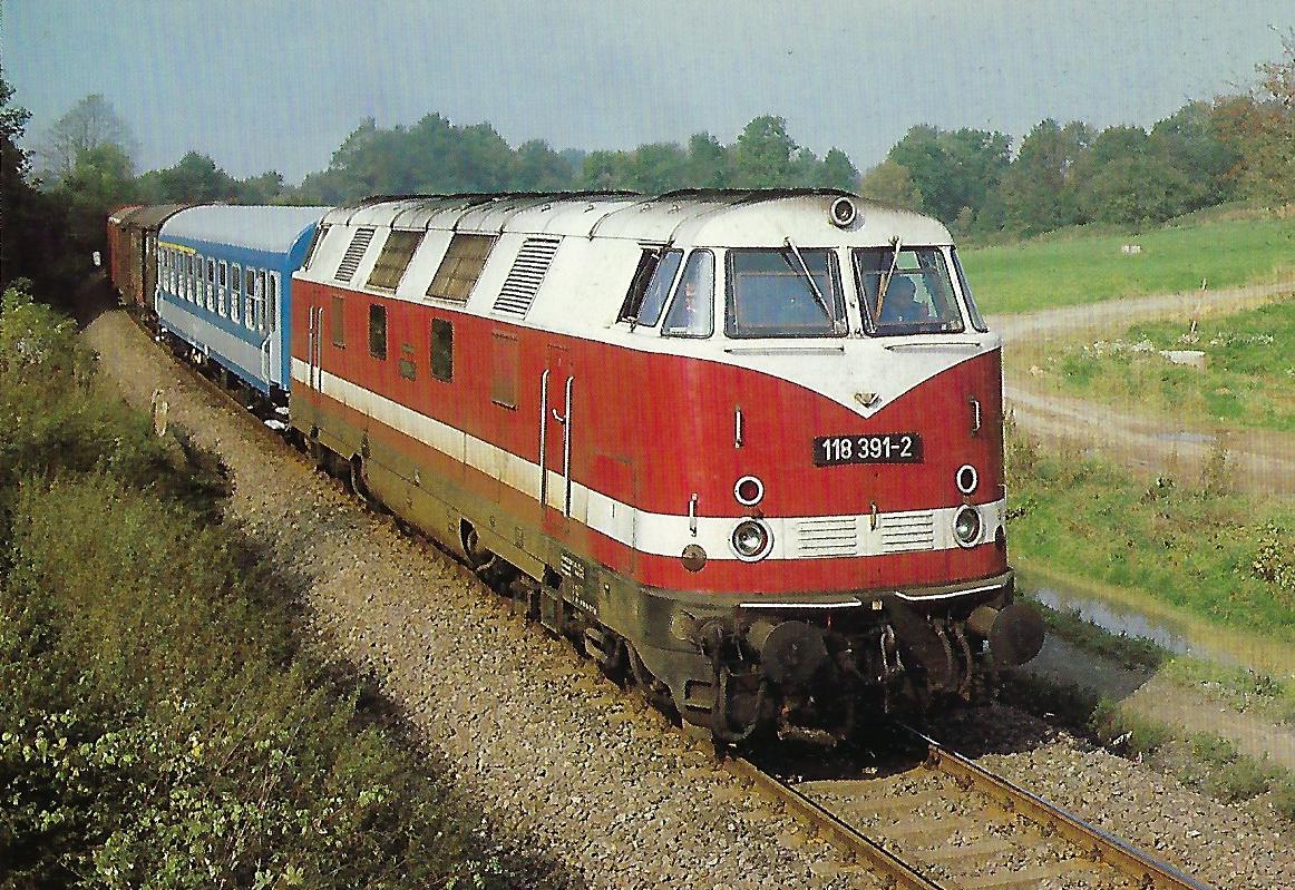 DR, diesel-hydraulische Lokomotive 118 391-2 bei Löbau / Sachsen. Eisenbahn Bestell-Nr. 10401