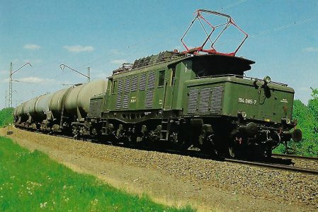 DB, elektrische Güterzuglokomotive 194 085-7 bei Nürnberg-Katzwang. Eisenbahn Bestell-Nr. 10423
