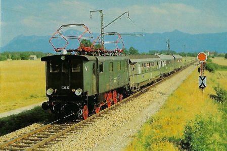 DB, elektrische Personenzuglokomotive E 32 27 bei Murnau, 1970. (10432)