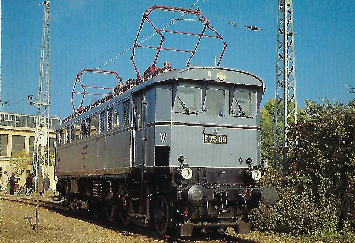 DB, elektrische Museumslokomotive E 75 09 im AW München-Freimann, 1985. (10437)
