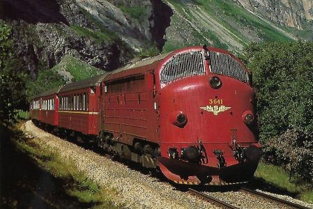 Norwegische Staatsbahnen, dieselelektrische Lokomotive 3.641 auf der Raumabahn zwischen Andalesnes und Bjorli im Juni 1985. (10444)