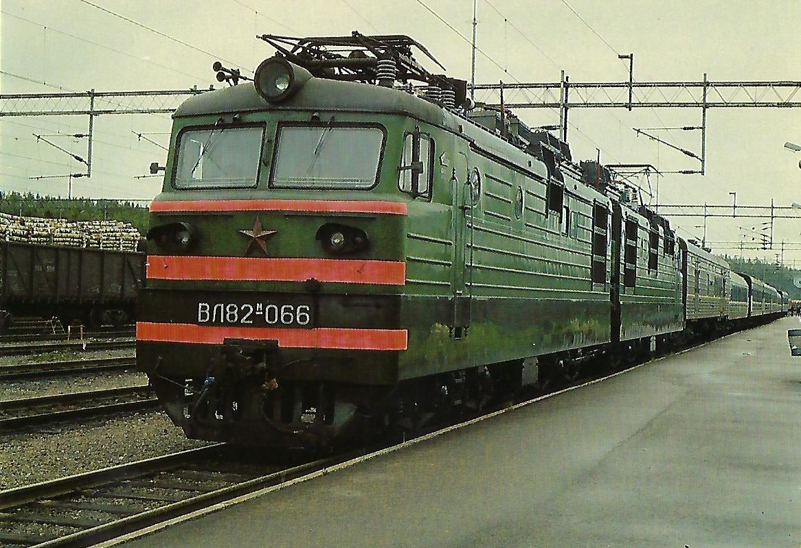 Eisenbahnen der Sowjet-Union (SZD), elektrische Zweisystem-Doppellokomotive WL 82 M-066 in Vainikkala. (10445)