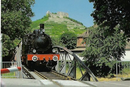 EFB-Museumszug „Rebenbummler“, Dampflokomotive 384 mit historischem Zug auf der Neumagenbrücke in Staufen. (10447)