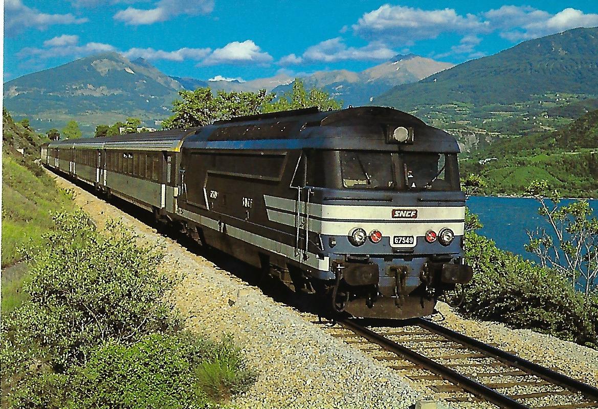 SNCF, diesel-elektrische Lokomotive BB 67549 auf der Strecke Briancon – Gap près de Savines im Juli 1984. (10452)