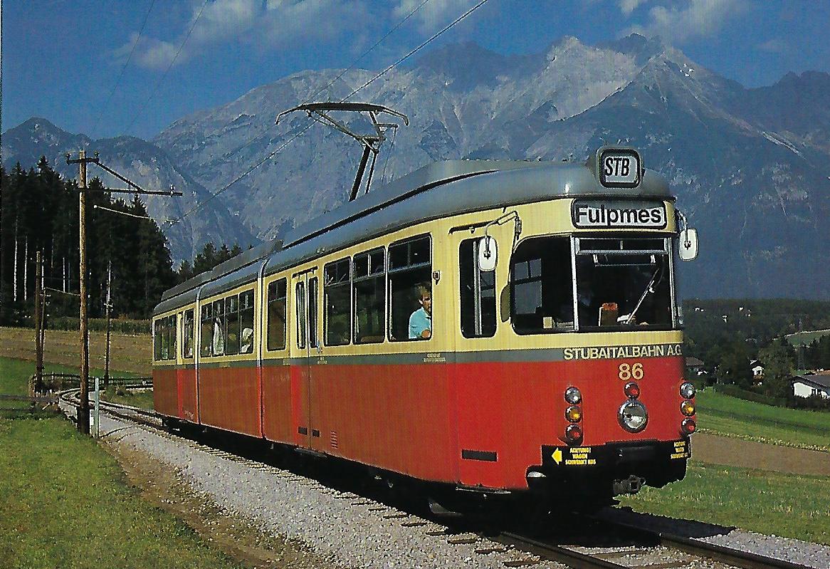 Stubaitalbahn, elektr. Gelenktriebwagen 86 beim Haltepunkt Muttereralmbahn, 1986. (10460)