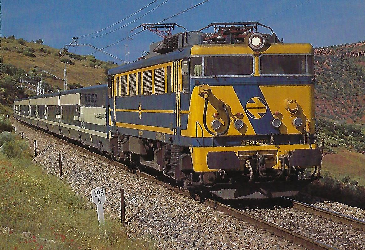 RENFE, elektrische Mehrzwecklokomotive 269-237 mit zwei Garnituren Talgo Pendular bei Linares-Baeza im Mai 1985. (10462)