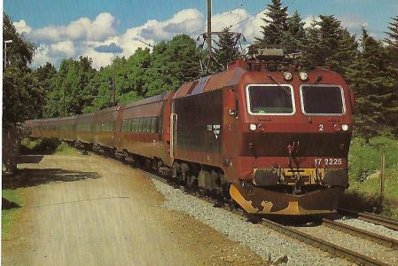 NSB El.17.2225, elektrische Drehstrom-Lokomotive bei Trondheim-Stavne / Norwegen im Juli 1985. Eisenbahn Bestell-Nr. 10472