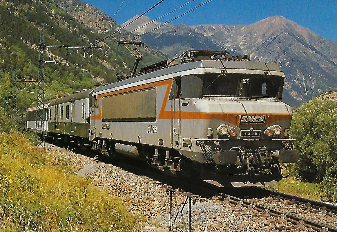 SNCF, elektrische Lokomotive BB 7259  (B’B‘) mit Schnellzug bei La Tour de Carol im Juli 1984. Eisenbahn Bestell-Nr. 10483