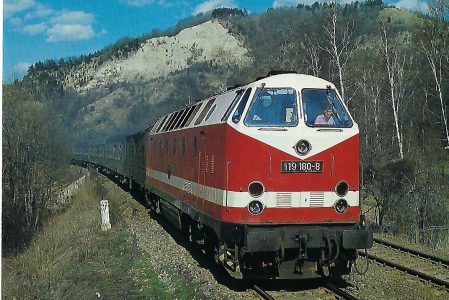 DR, dieselhydraulische Lokomotive 119 180-8 im April 1987 bei Kahla. Eisenbahn Bestell-Nr. 10489