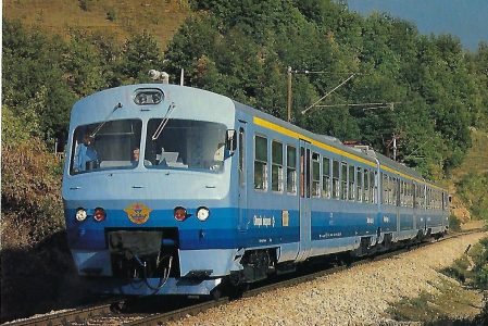 JŽ, Jugoslawische Staatsbahnen, elektrischer Triebwagenzug „Olimpik ekspres“ Sarajewo – Kardljevo bei Konjic im September 1987. Eisenbahn Bestell-Nr. 10490