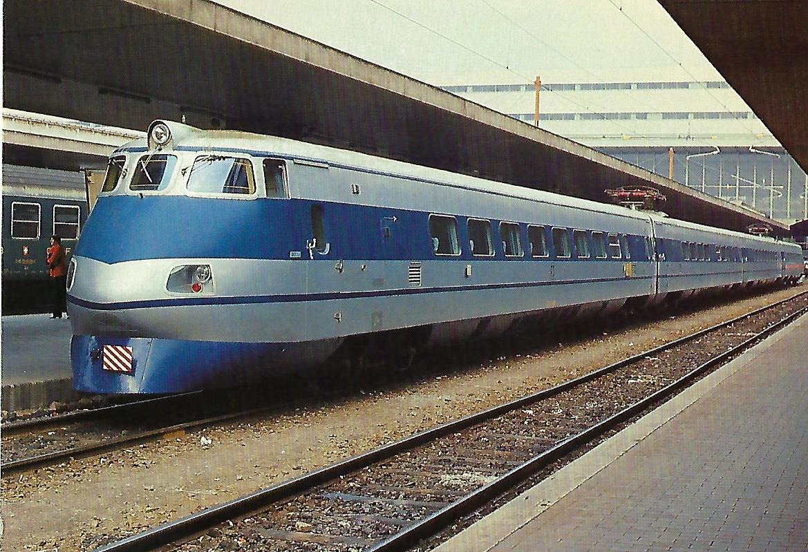 FS, Elektrotriebwagenzug ETR 401 „Pendolino“ (1A)(A1) in Roma Termini im April 1980. Eisenbahn Bestell-Nr. 10492