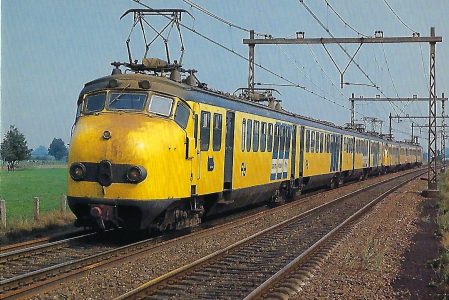 Nederlandse Spoorwegen, elektrischer Triebwagenzug „de Hondekop“ bei Nijkerk im September 1982. Eisenbahn Bestell-Nr. 10495