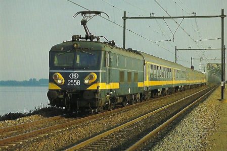 Belgische Staatsbahnen (SNCB), elektrische Lokomotive 2558 (Bo’Bo‘) mit Reisezug am Hollands Diep 1982. Eisenbahn