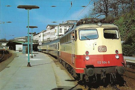 DB, elektrische Schnellzuglokomotive 112 504-6, Bo’Bo, in Wuppertal-Elberfeld im April 1984. Eisenbahn Bestell-Nr. 10512