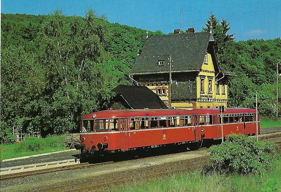 DB, Schienenbus 798 597, Bo, 1986 im Bahnhof Hohenstein (Aartalbahn). Eisenbahn Bestell-Nr. 10515