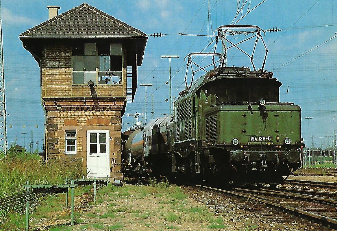 DB, elektrische Güterzuglokomotive 194 128-5, Co’Co, in Mannheim Rangierbahnhof 1985. Eisenbahn Bestell-Nr. 10516
