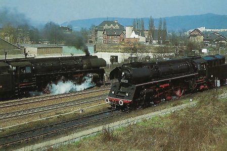 Bahnbetriebswerk Saalfeld 01 0520-5 und 01 0521-3 (Bj. 1935) am 17.4.1972. Eisenbahn Bestell-Nr. 50721